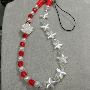 Puede incluir: Un letrero de madera rústico con el texto "Welcome to our home" en letras blancas. El letrero presenta un acabado envejecido y un diseño sencillo y acogedor.