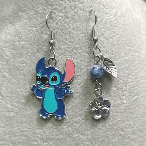 Boucles d&#39;oreilles en pierres précieuses Jaspe tacheté bleu naturel Boucles d&#39;oreilles chirurgicales en acier inoxydable qui ne ternissent pas Boucles d&#39;oreilles fleur d&#39;hibiscus Boucles d&#39;oreilles en mailles 626 jours