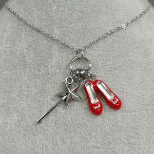 Wicked Necklace Trollstav Rubinfärgade tofflor Charm Halsband Justerbar icke-mattningsbar kedja i rostfritt stål Rött skohalsband Trollstav Charm Halsband