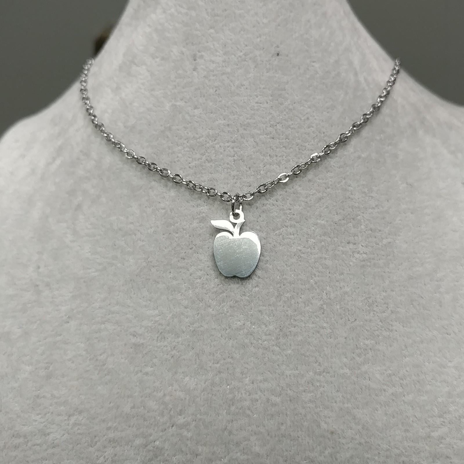 Collana mela con catena smaltata rossa in acciaio dorato