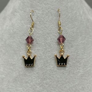 Pendientes de Reina Malvada Blancanieves de cristal checo, de acero inoxidable quirúrgico bañados en oro de 18 quilates, con dije de corona de Reina Malvada de cristal morado.