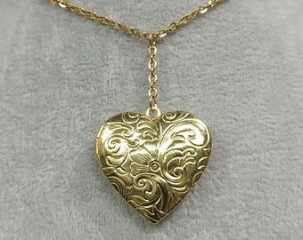 Gold Heart Locket Gold Plated Non-tarnish Stainless-Steel Heart Locket Pendant Gold Heart Locket Necklace Heart Photo Frame Locket Pendant