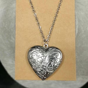 Silver Heart Locket Necklace Non-tarnish Stainless-Steel Heart Locket Pendant Necklace Heart Photo Frame Locket Pendant Heart Necklace Gift