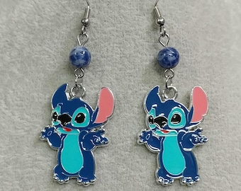Orecchini con pietre preziose, diaspro blu naturale, orecchini a gancio in acciaio inossidabile chirurgico antiossidante, orecchini a punto, ciondolo Lilo & Stitch, 626 giorni