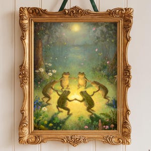 Puede incluir: Obra de arte enmarcada que representa a seis ranas tomadas de la mano en un círculo, en un claro del bosque. La obra está en un marco dorado adornado, con una cinta verde para colgar. Las ranas están representadas en tonos verdes y marrones.