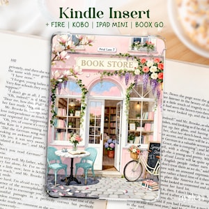 Può includere: Inserto per Kindle con un'illustrazione ad acquerello di una libreria rosa con bicicletta, tavolo e sedie. Il negozio ha un'insegna con la scritta "BOOK STORE" ed è decorato con fiori. Compatibile con Fire, Kobo, iPad Mini e Boox Go.