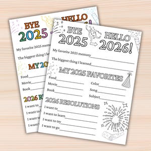 Op de afbeelding: Twee witte papieren vellen met zwarte tekst en lijntekeningen. De vellen hebben de titels "BYE 2025" en "HELLO 2026!" en bevatten invulvakken voor herinneringen, favorieten en voornemens. De vellen zijn ontworpen om in te kleuren.