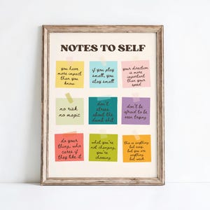 Op de afbeelding: Een ingelijste print met de titel "NOTES TO SELF" met kleurrijke plaknotities met motiverende citaten. De notities zijn in verschillende kleuren, waaronder geel, blauw, roze, groen, paars, oranje en rood, met handgeschreven tekst in zwart. De lijst is lichtbruin.