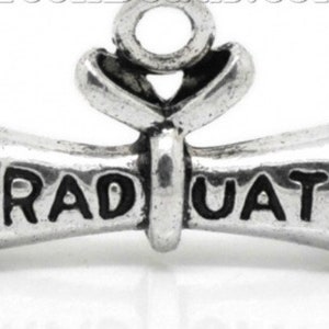 Diploma de graduación 3 D encanto. Conjunto de 2 o 4 encantos plata aleación DIY encanto, graduación, joyería DIY