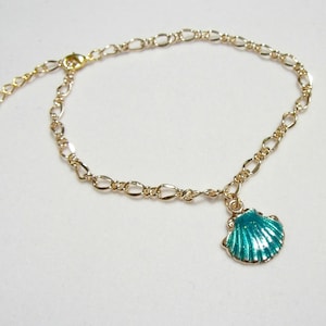 Peacock Green Enamel Scallop Shell Anklet: Gold Figaro Chain