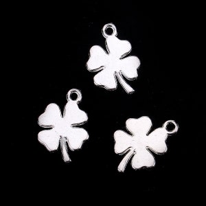 Può includere: Tre ciondoli a forma di quadrifoglio in argento con un anello in cima per attaccarli a gioielli o altri oggetti artigianali.