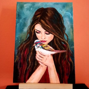 Niña sosteniendo un pájaro, pintura acrílica original, regalo para observadores de aves, niña pintada a mano con retrato de pájaro, regalo único para los amantes de las aves