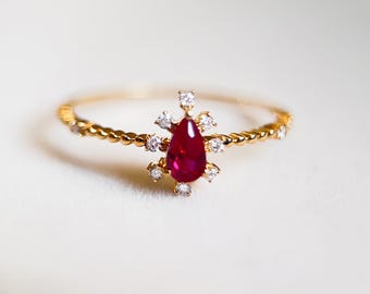 Anillo de rubí en forma de lágrima en oro de 14 quilates: halo de diamantes, piedra de nacimiento de julio