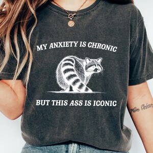 Camiseta retro cómoda de mapache, camiseta Mi ansiedad es crónica pero este culo es icónico, regalo de mapache sarcástico, sudadera con humor para adultos