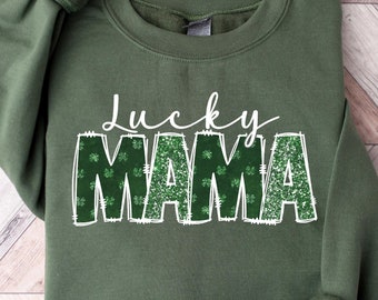 Op de afbeelding: Groen sweatshirt met de tekst "Lucky Mama" in witte omrande letters. De letters zijn gevuld met een groen klavertjevier-patroon.