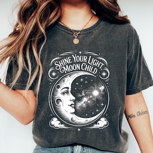 Trendy Moon Face Comfort Shirt, Celesital Tee, Gift For Her, Retro Illustration Black And White Alternative Boho Tshirt, Aesthetic Women Tee