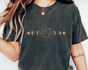 Retro Comfort Celestial T-Shirt, Mondphase Shirt, Boho mystischer Mond und Sonne T-Shirt, Mond Astronomie Liebhaber Geschenk, spirituelle Frauen Shirt