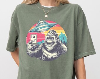 Camiseta retro de Pie Grande con selfie de OVNI y colores cómodos, camiseta gráfica de Pie Grande, camiseta humorística de Pie Grande, camiseta divertida de Pie Grande, regalo para amantes de la teoría, sudadera con capucha de OVNI