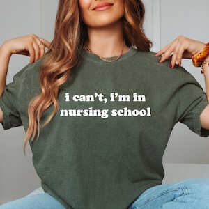 Chemise confort I Can&#39;t I&#39;m In Nursing School, T-shirt étudiante infirmière, T-shirt école d&#39;infirmières, sweat future infirmière, cadeau pour infirmière