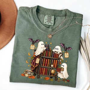 Comfort Colors® Geister-Leser-Shirt, Halloween-Bibliotheks-T-Shirt, Halloween-Lese-T-Shirt, Geschenk für Bücherliebhaber