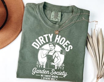 Comfort Colors Dirty Hoes Garden Society シャツ、女性用おもしろガーデニングTシャツ、We Thrive Where Others Wilt の名言Tシャツ、ガーデナーのユーモアギフト