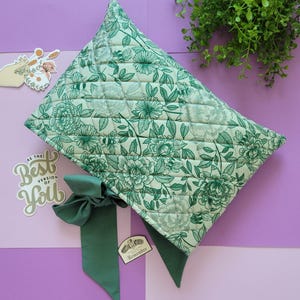 Funda bíblica acolchada con flores verdes: regalo cristiano hecho a mano