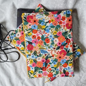 Floral Laptop Sleeve, Quilted Laptop Case, Padded Sleeve, Floral Quilted Laptop Bag, Handmade Tech Accessories, Cozy Laptop Pouch, Sleeve