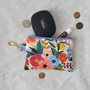 Mini bolsa floral acolchoada: porta-chaves e porta-batom feito à mão