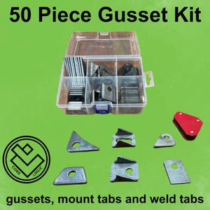 Op de afbeelding: Een transparante plastic doos gevuld met 50 stuks metalen goussets, montagelipjes en laslipjes. De doos is gelabeld "50 Piece Gusset Kit". De metalen onderdelen zijn in de doos gerangschikt en sommige liggen verspreid op een groene ondergrond. Een rood en zwart magnetisch gereedschap is ook zichtbaar.