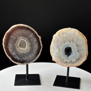 Geode di agata druzy brasiliana su supporto: agata fasciata intagliata a mano