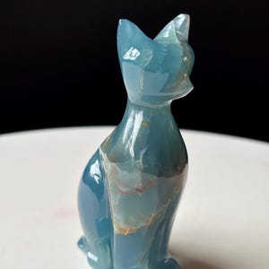 手彫りのブルーオニキスの座った猫：メキシコ産オニキスストーン