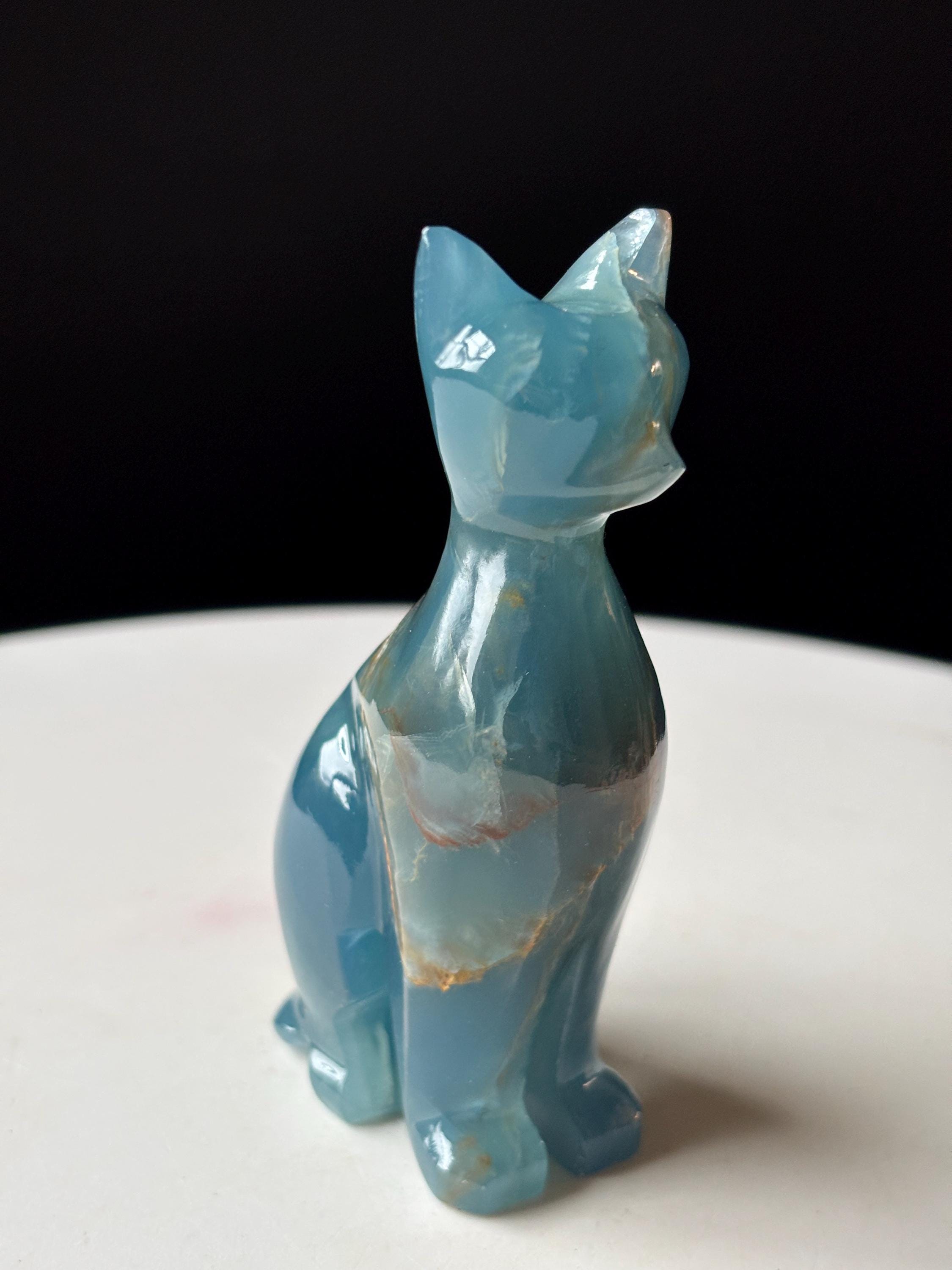 手彫りのブルーオニキスの座った猫：メキシコ産オニキスストーン