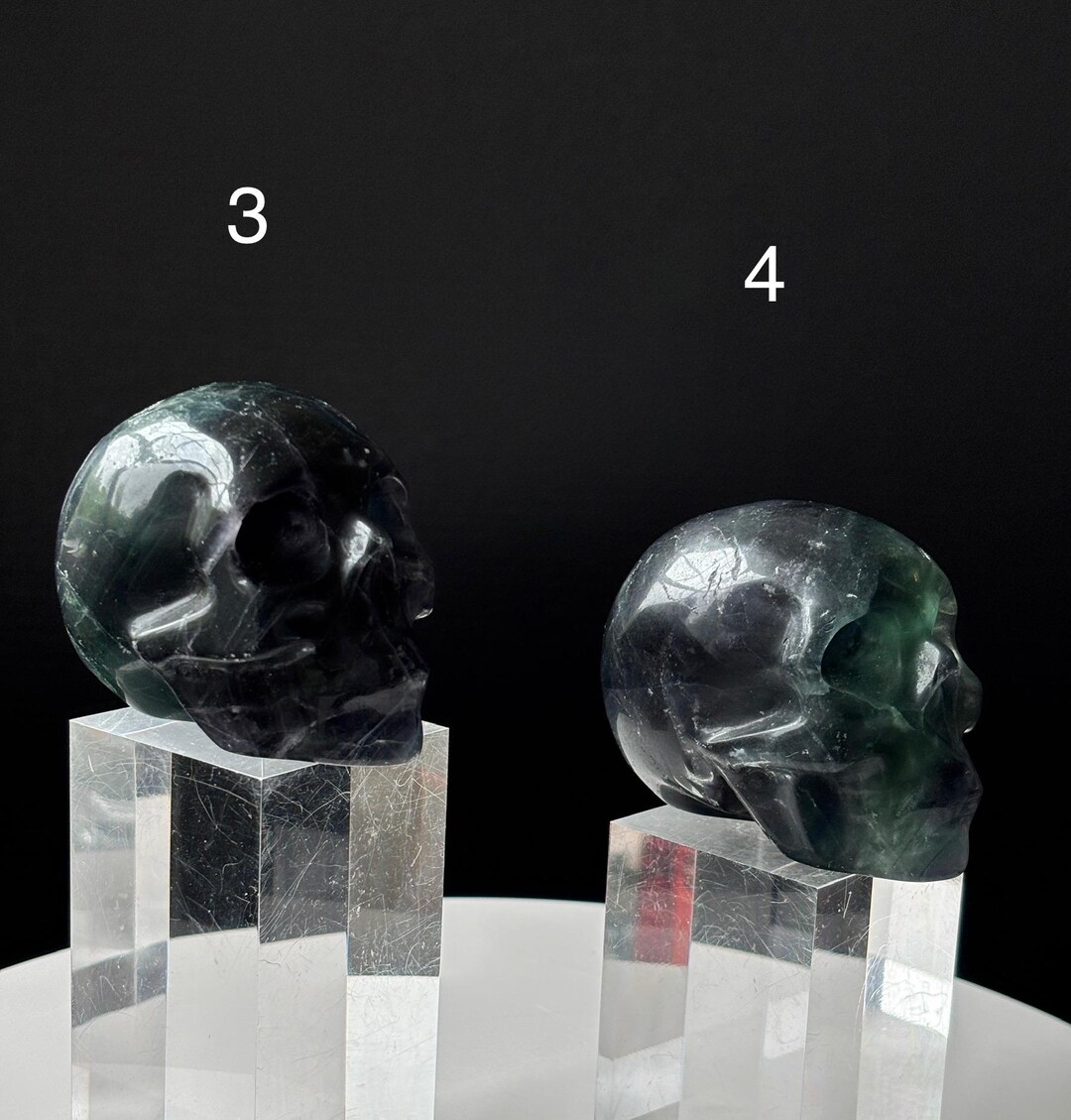 ブラックローズフローライトクリスタルスカル：UV反応性、赤紫蛍光