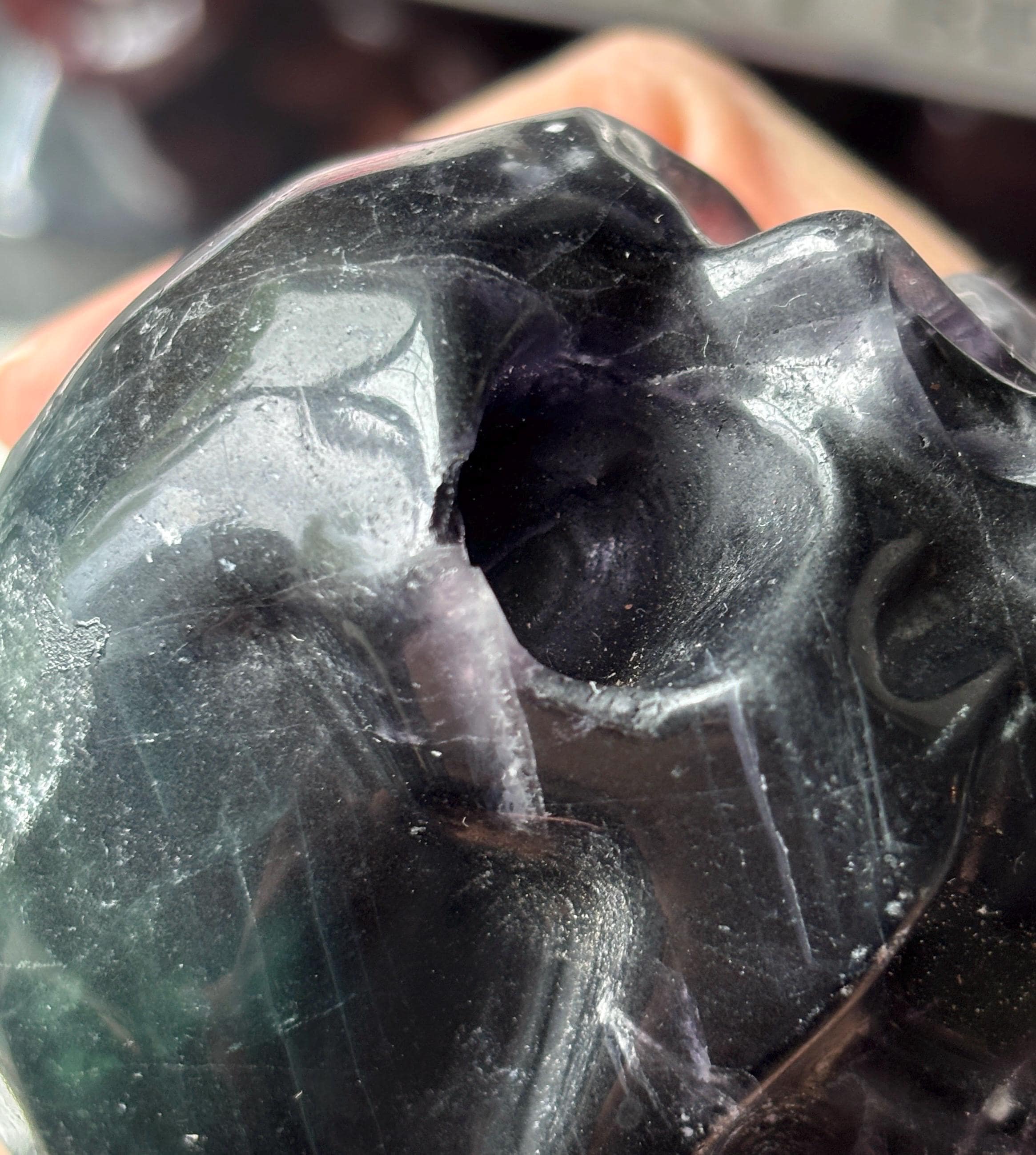 ブラックローズフローライトクリスタルスカル：UV反応性、赤紫蛍光