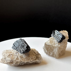 ブラックトルマリンと方解石の標本：天然鉱物岩、室内装飾 - Etsy 日本