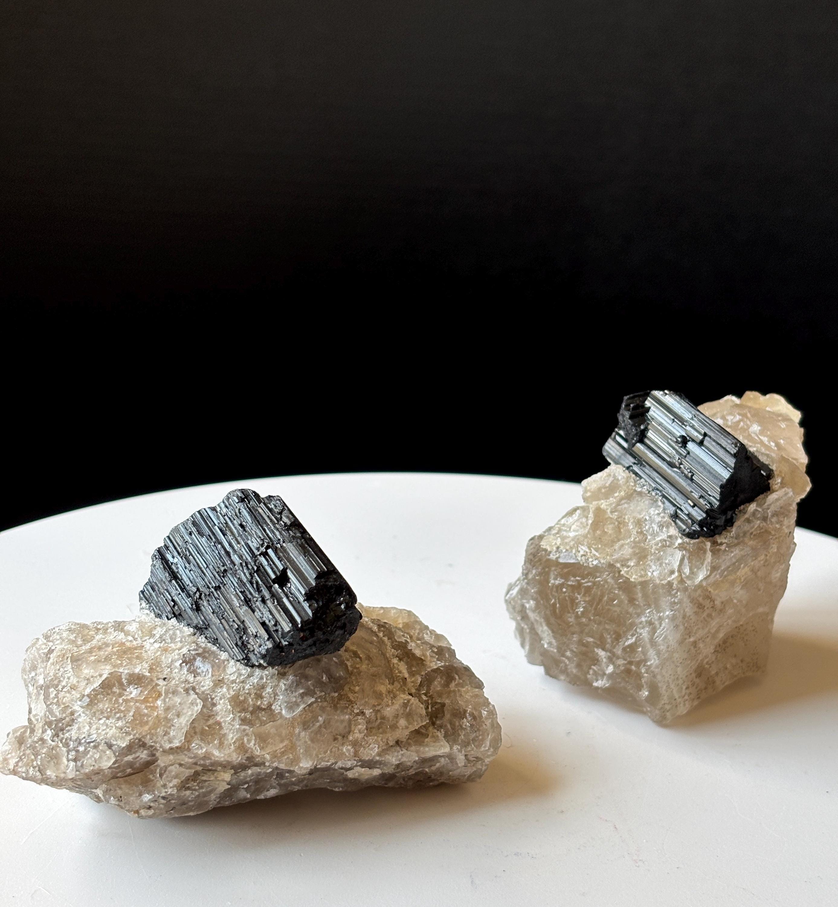 石英母岩ブラックトルマリン ブラックトルマリンと方解石の標本：天然鉱物岩、室内装飾 - Etsy 日本