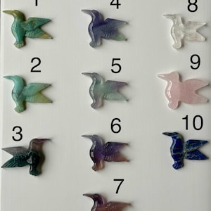 Handgeschnitzter Kristall-Kolibri: Karibischer Calcit, Fluorit, Lapis Lazuli, Quarz