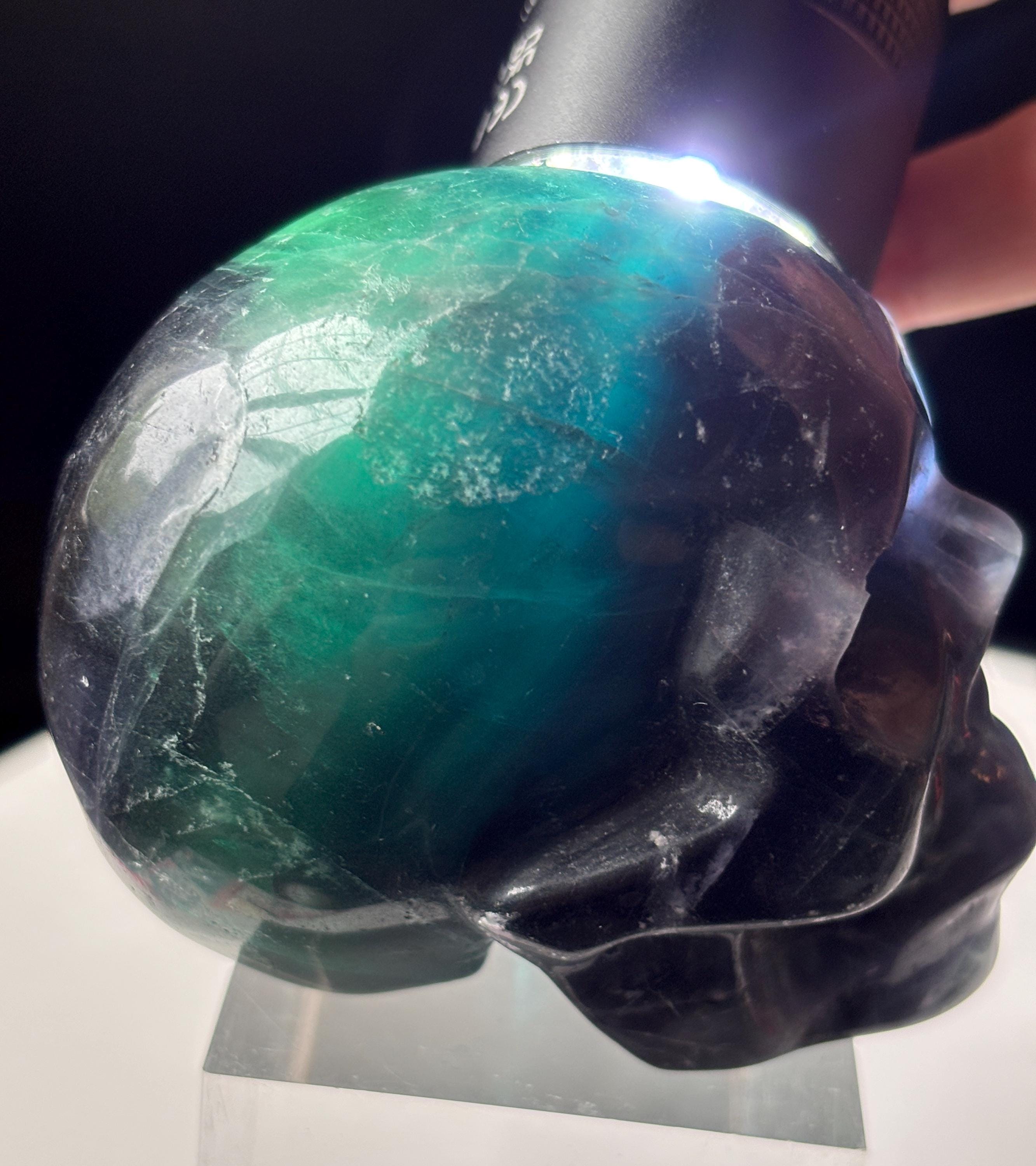 ブラックローズフローライトクリスタルスカル：UV反応性、赤紫蛍光