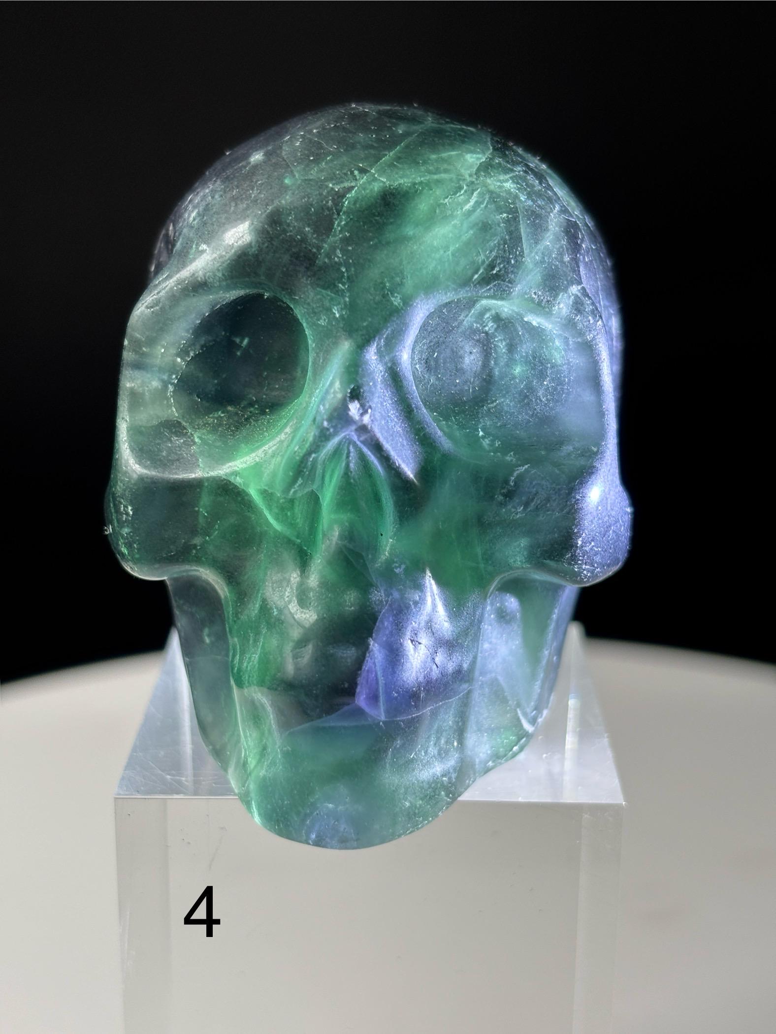 ブラックローズフローライトクリスタルスカル：UV反応性、赤紫蛍光