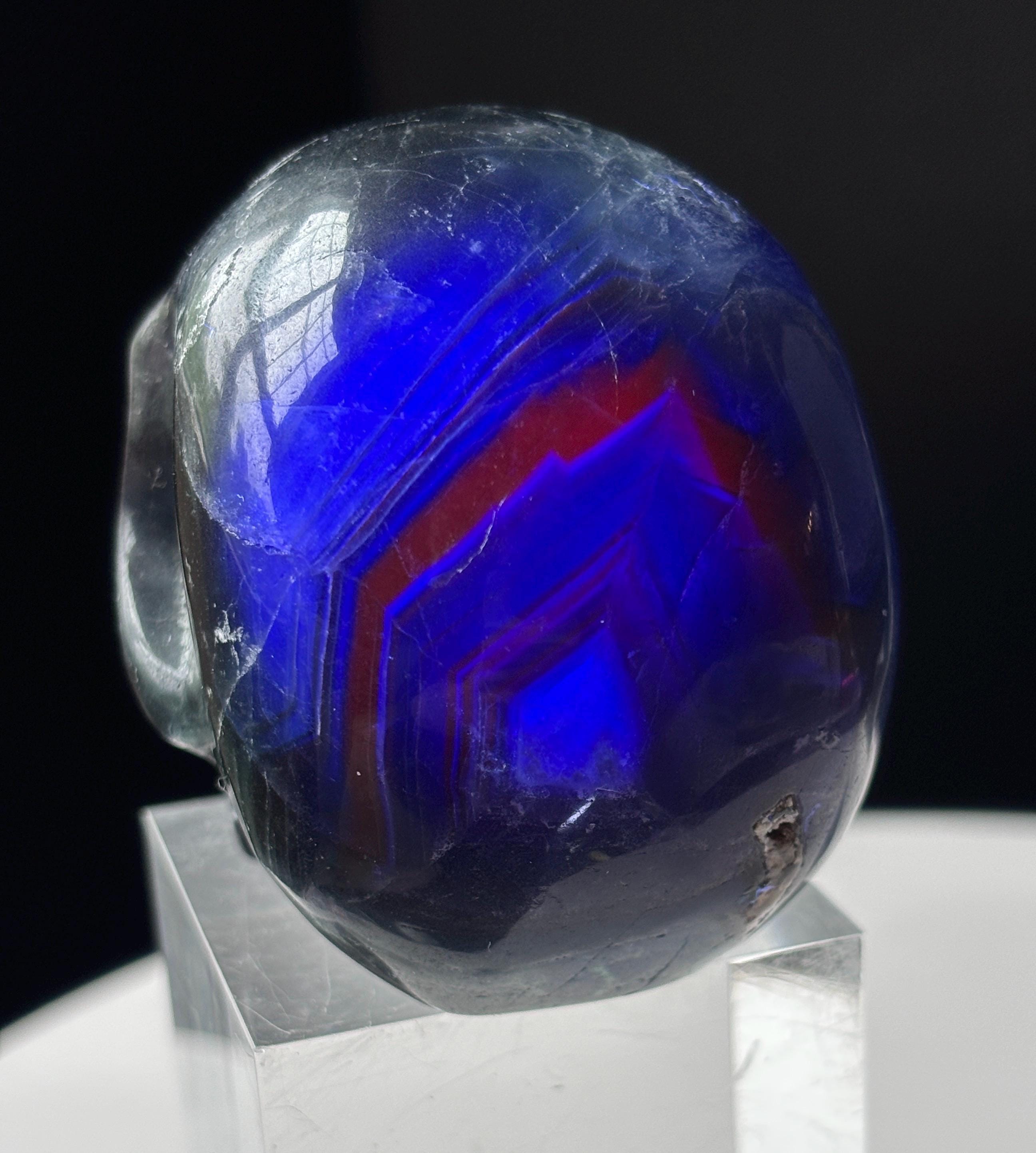 ブラックローズフローライトクリスタルスカル：UV反応性、赤紫蛍光