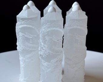 Torre de madera de satén tallada a mano con dragón: cristal de selenita natural para cargar, decoración del hogar.
