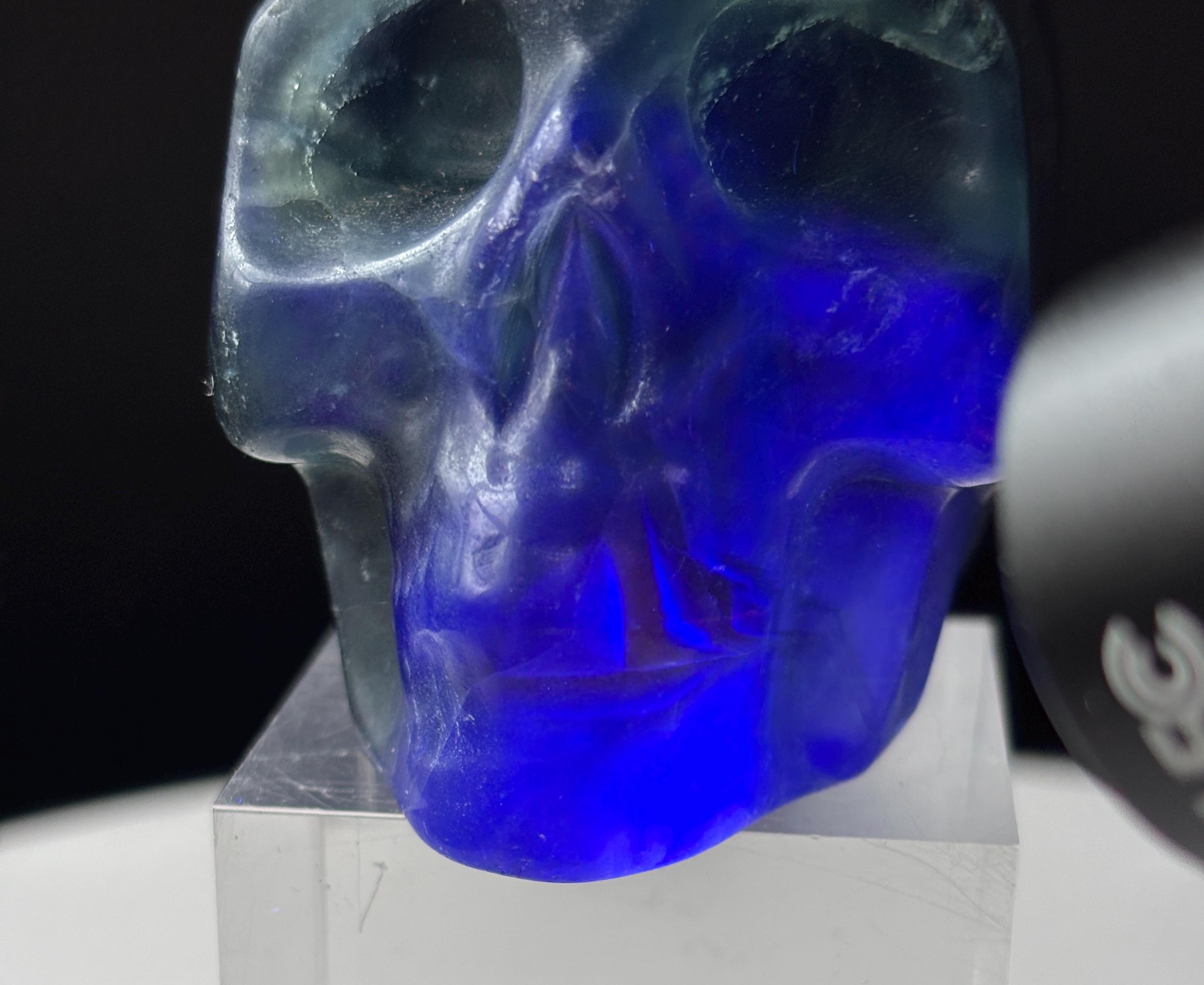 ブラックローズフローライトクリスタルスカル：UV反応性、赤紫蛍光