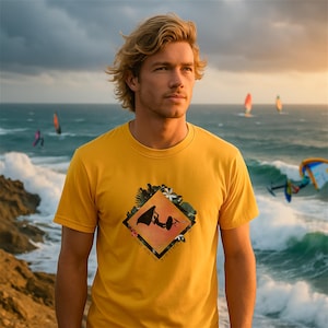 Puede incluir: Camiseta de color amarillo mostaza con un diseño en forma de diamante que muestra la silueta de un windsurfista, rodeada de hojas y flores tropicales. El texto "LOVE IS IN THE AIRTIME" está impreso alrededor del diseño. El fondo muestra el mar y windsurfistas.
