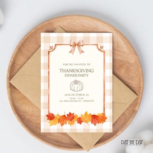 Puede incluir: Una tarjeta de invitación rectangular para una cena de Acción de Gracias con fondo de cuadros beige y blanco, un marco central color cobre con un lazo arriba, una calabaza dibujada a trazos y hojas de otoño coloridas en la base.