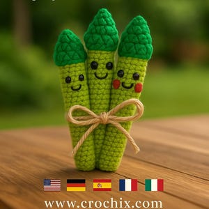 Può includere: Primo piano di tre asparagi verdi all'uncinetto con facce sorridenti, legati con uno spago. Il testo "Celebra le semplici gioie della vita" e il sito web www.crochix.com sono presenti.