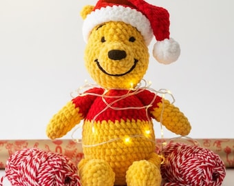 Christmas Glow Bear Häkelanleitung – Amigurumi Weihnachtsmannbär - 5-sprachig (PDF)