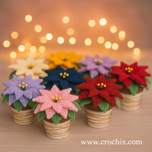 以下が含まれることがあります： 赤、ピンク、紫、黄色など、さまざまな色の手作りのかぎ針編みのポインセチアの花のコレクション。各花は、金のアクセントが付いた小さな白い鉢に植えられています。背景には、柔らかくぼやけた光があります。