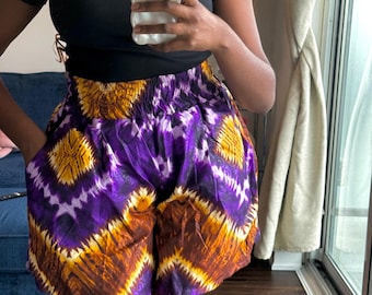 Shorts morados de talle alto con estampado Ankara: estilo bohemio playero con estampado africano.