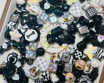 Mischung aus großen Acrylperlen in Schwarz und Weiß: DIY-Anhänger, Handy-, Schlüssel-, Taschen- und Stiftanhänger