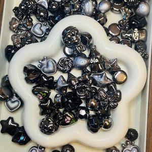 Cuentas de resina acrílica negra de metal: formas variadas y gruesas, materiales para manualidades, colgantes para teléfono y bolso.